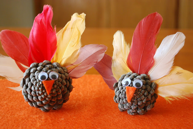 Pinecone Turkeys | A Pumpkin and a Princess #thanksgiving #craft