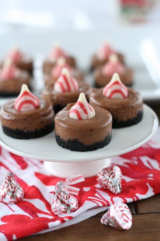Mini Dark Chocolate Candy Cane Cheesecakes | Lauren's Latest. Click for more holiday cookie ideas! #christmascookie #cookieexchange