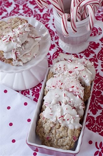 Oatmeal Peppermint Dipped Cookies | Your Homebased Mom. Click for more holiday cookie ideas! #christmascookie #cookieexchange