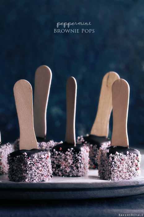 Peppermint Brownie Pops | Bakers Royale. Click for more holiday cookie ideas! #christmascookie #cookieexchange