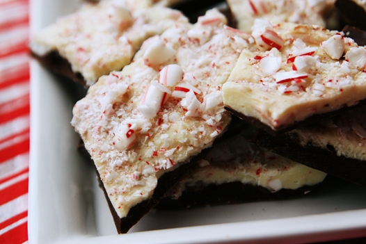 Easy Peppermint Bark Recipe | Savory Sweet Life. Click for more holiday cookie ideas! #christmascookie #cookieexchange