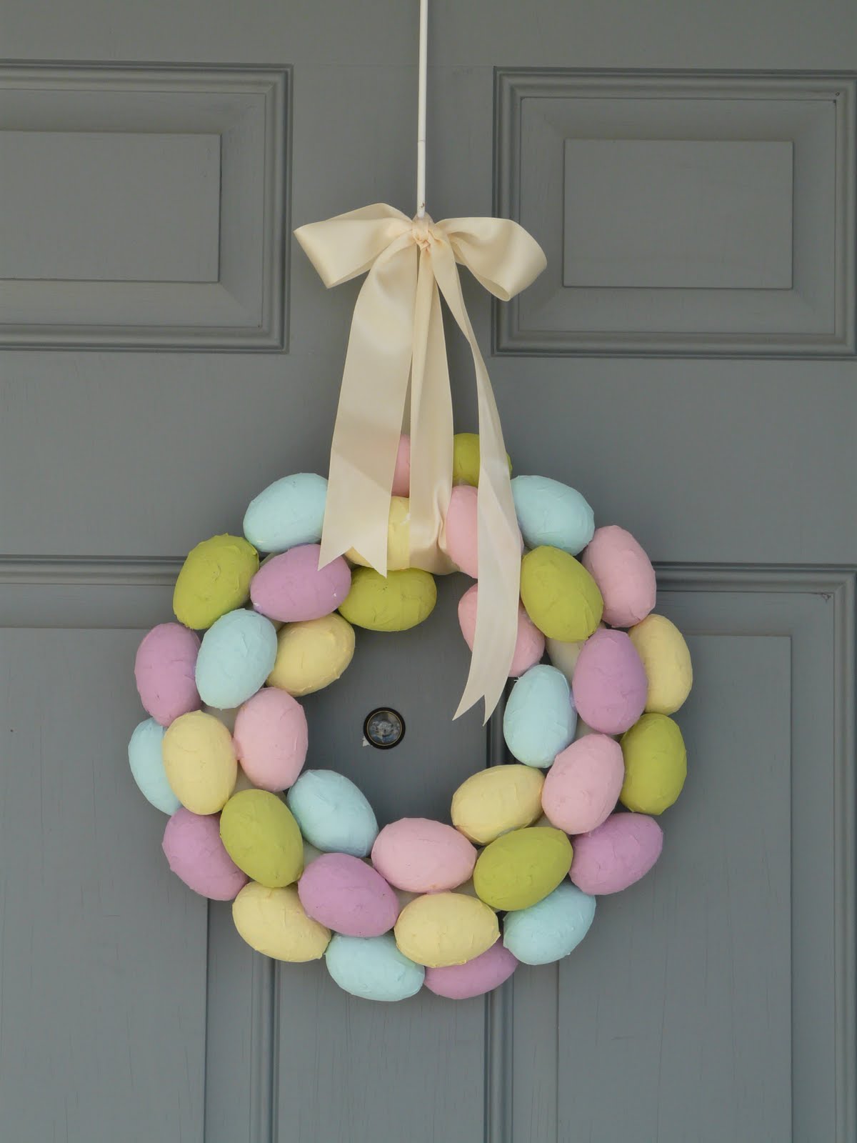 Paper Mache Easter Egg Wreath. Click for 40 more #DIY #Wreath Ideas