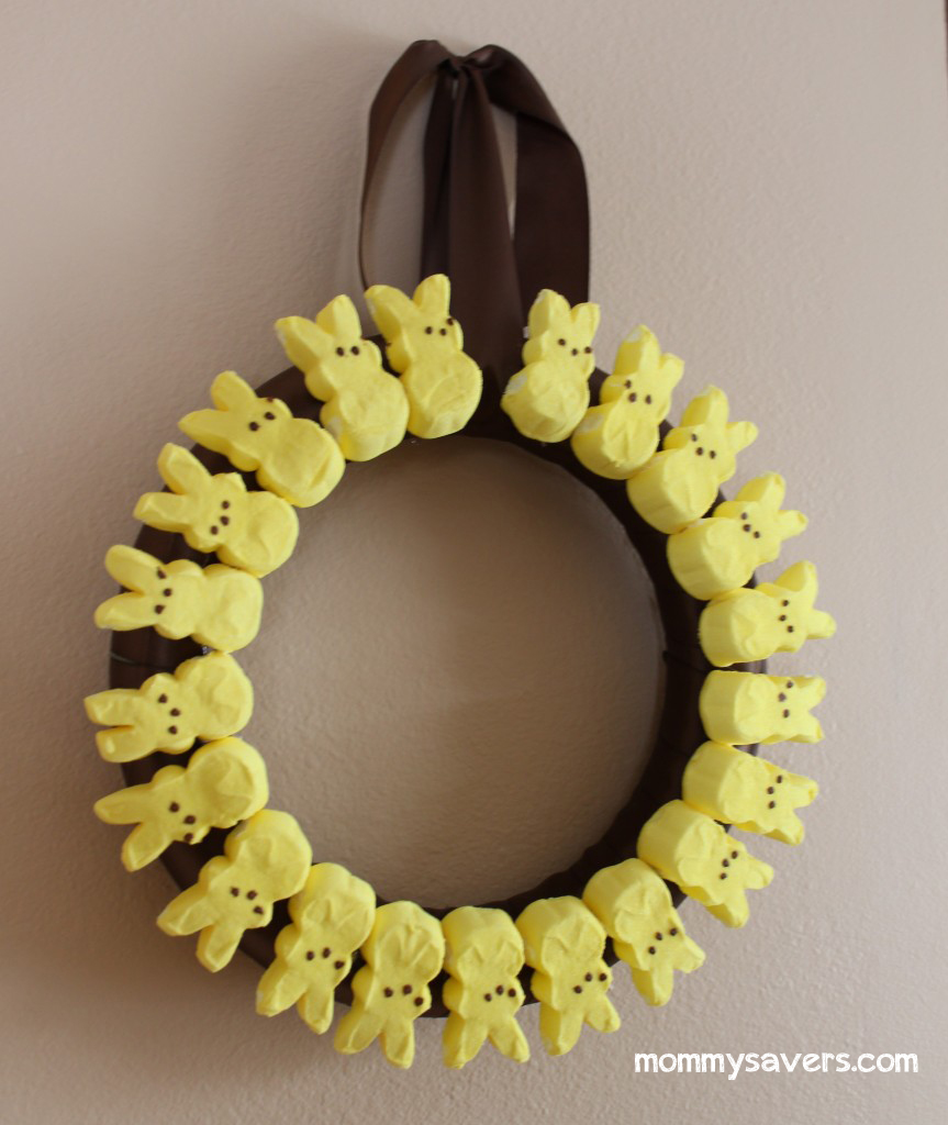 Frugal Easter Craft - Marshmallow Peeps Wreath. Click for 40 more #DIY #Wreath Ideas