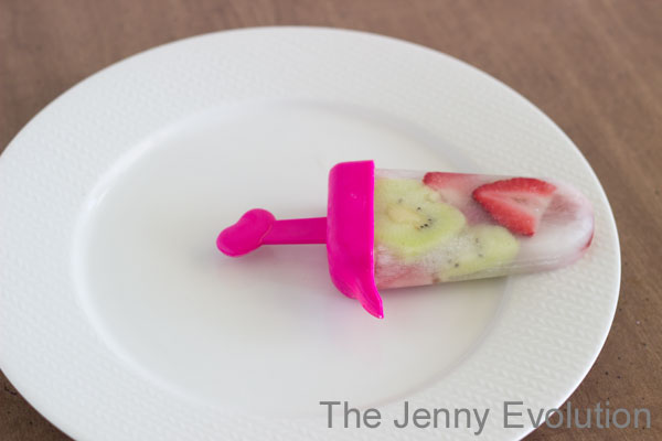 Easy-Strawberry-Kiwi-Spritzer-Popsicles.jpg