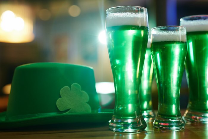 green beer with green st patrick's day hat