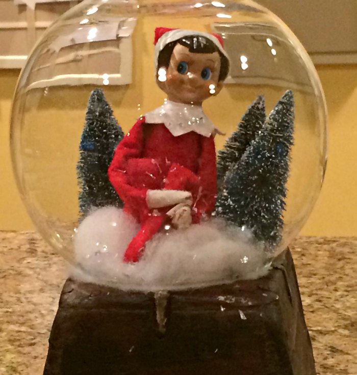 Chilling in a Snow Globe Elf on the Shelf | Mommy Evolution #elfontheshelfideas #elfontheshelf