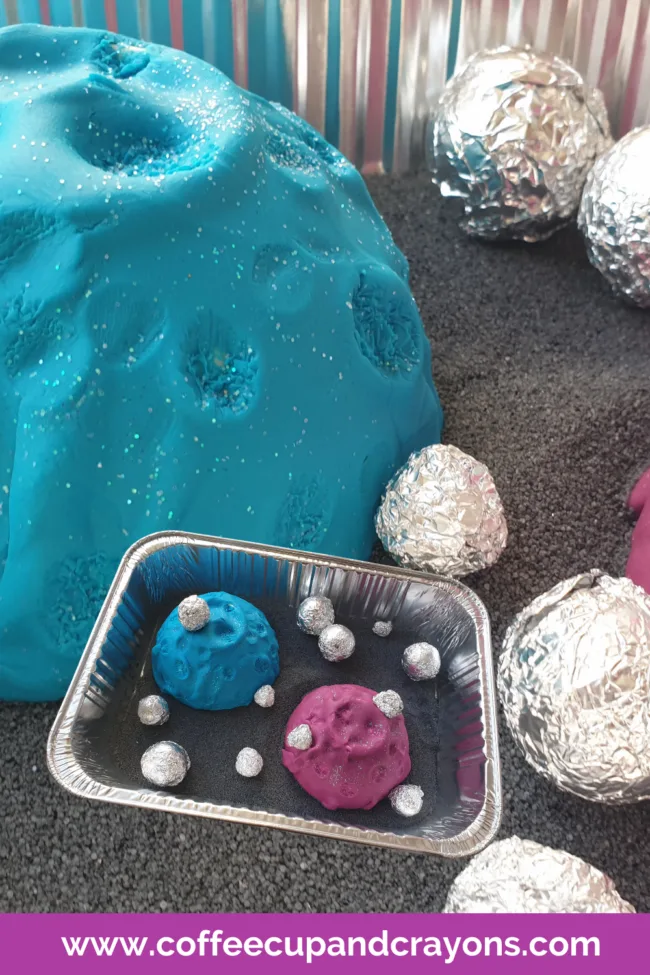 Image for 4 Space Themed Sensory Bins with 1 Foil Tray