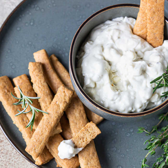 blue cheese dressing served with crackers