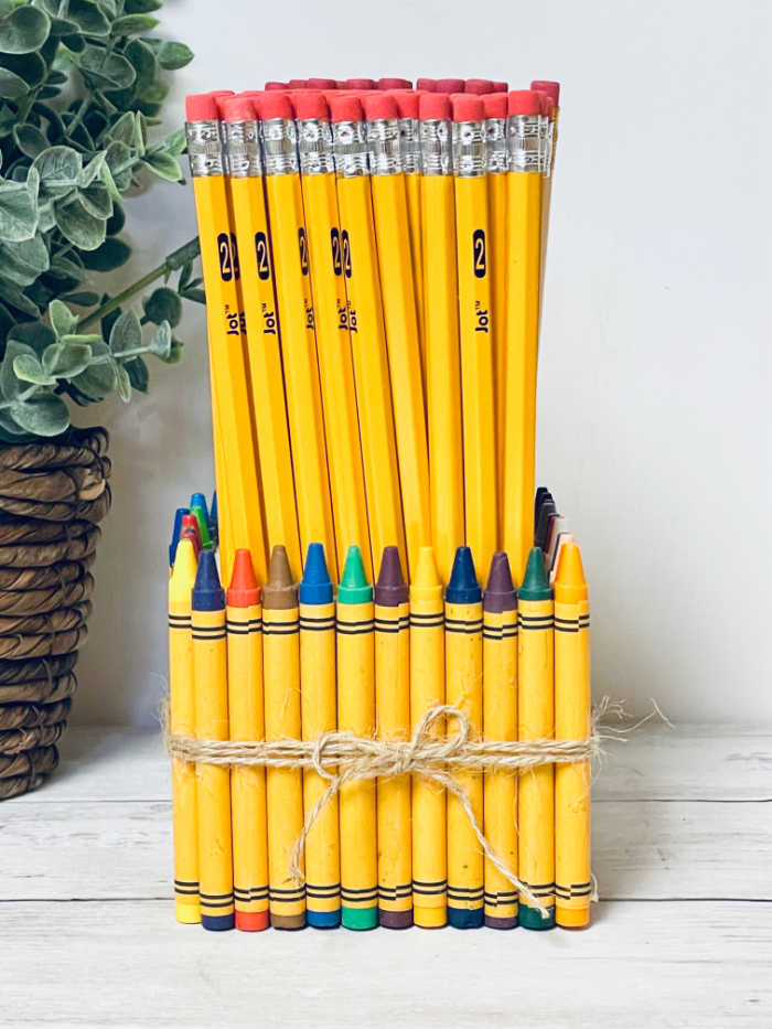 Combine the vibrant world of crayons with the practicality of a Pencil Holder Craft! A perfect back to school craft for kids to enjoy themselves or give as a teach appreciate gift.