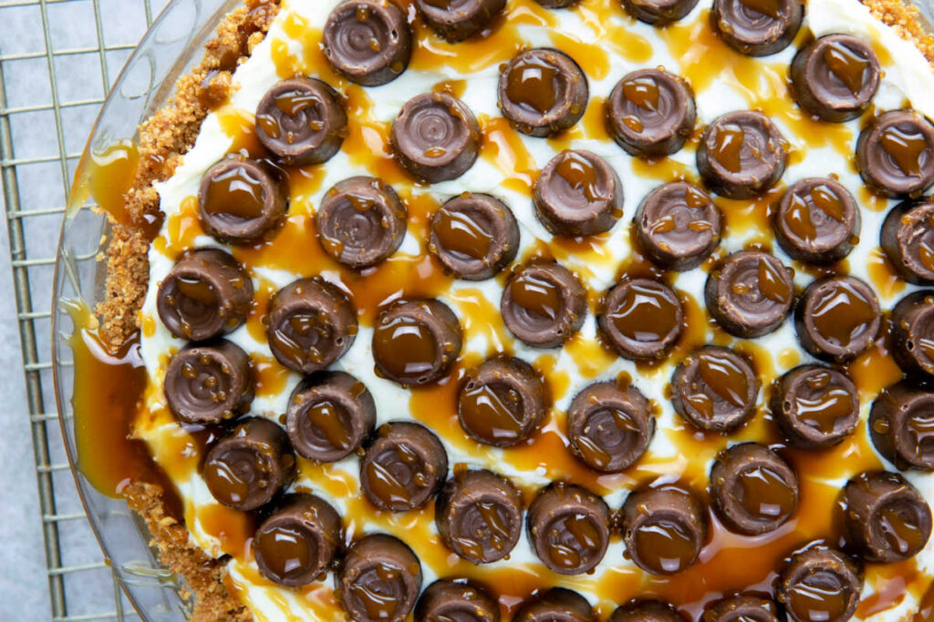 no bake cheesecake - so easy to make! covered in rolos and drizzled caramel