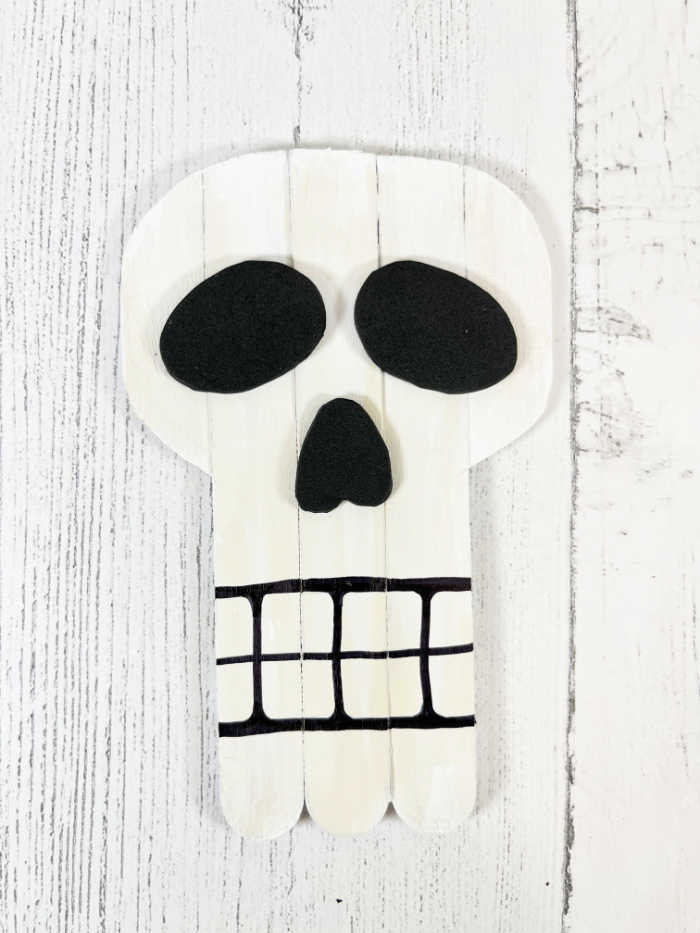 Engage in a delightful crafting adventure with our Dollar Store Skull Craft, your child's best buddies for exploring shapes, honing cutting skills, experimenting with colors and even practicing counting.
Halloween and Dia de los Muertos is the perfect time to embrace the spooky and let you and your child's imagination run wild, and this craft project is designed to do just that.