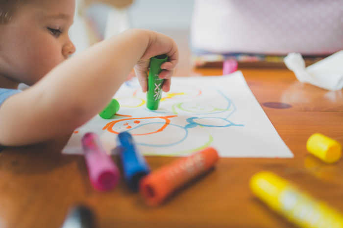 child drawing with markers