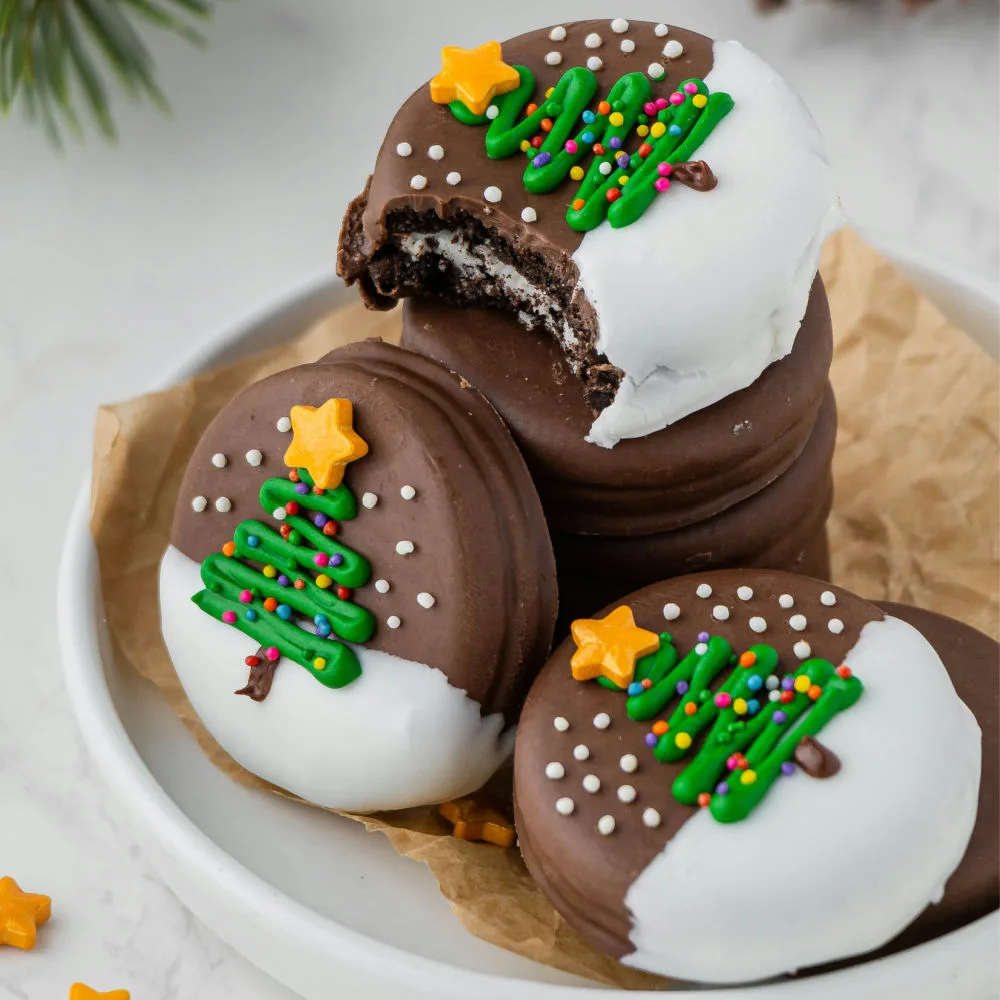 Chocolate Covered Oreos combine creamy chocolate and crunchy cookies into a fun, customizable treat that looks as good as it tastes.