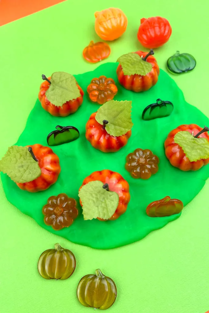 This pumpkin invitation to play offers a simple, engaging way to support sensory exploration, fine motor development and imaginative fall fun.